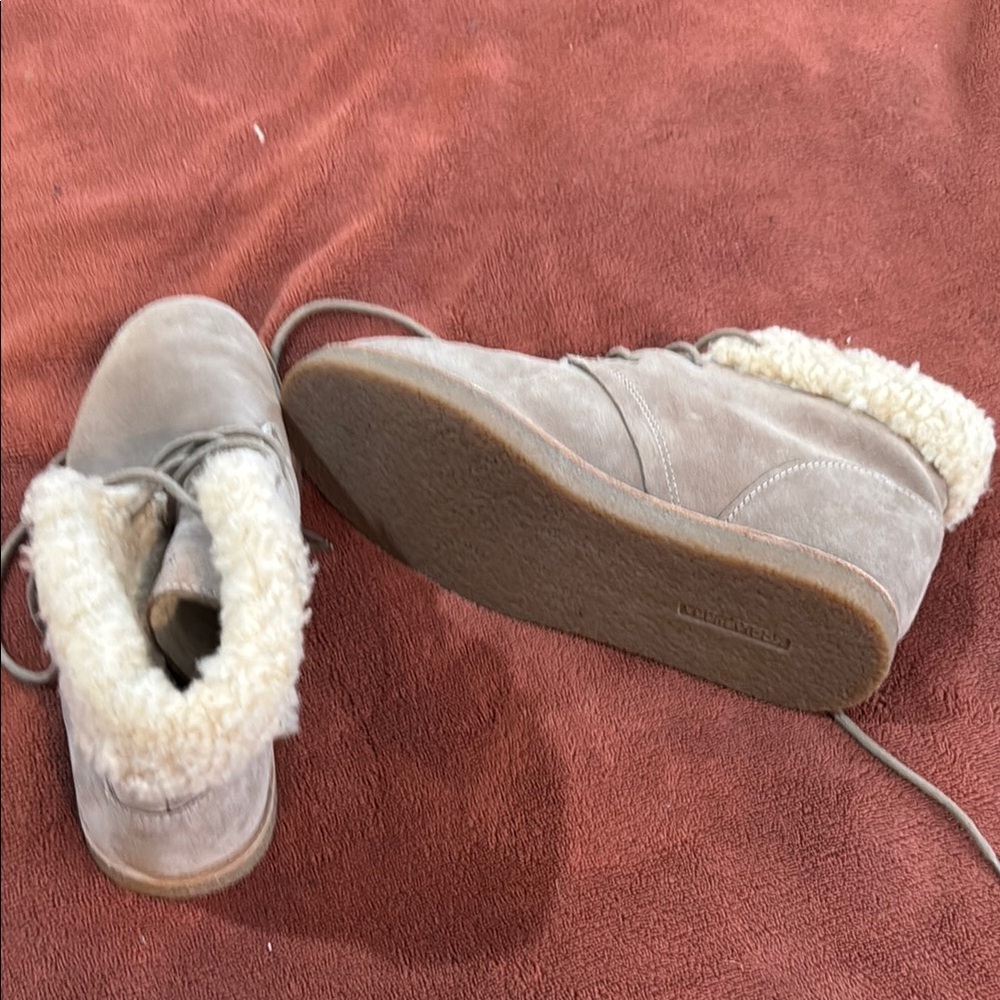 Light Tan Cozy Shearling-Lined Women's Boots like new